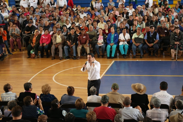 Imagen alusiva a la nota Adultos mayores y personas con discapacidad reciben Bienevales