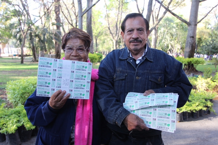 Imagen alusiva a la nota Arranca SEDIS entrega de Bienevales 2016 para Adultos Mayores y Personas con Discapacidad