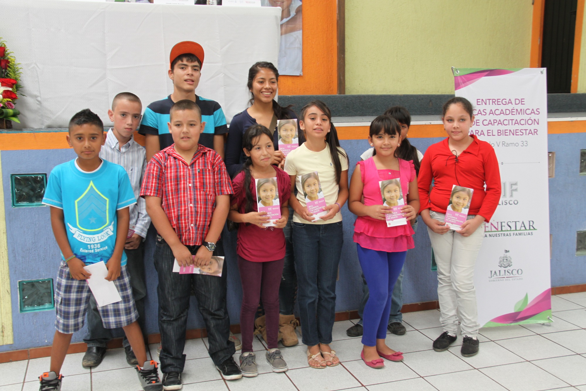   Entrega DIF Jalisco becas a menores en Tecalitlán