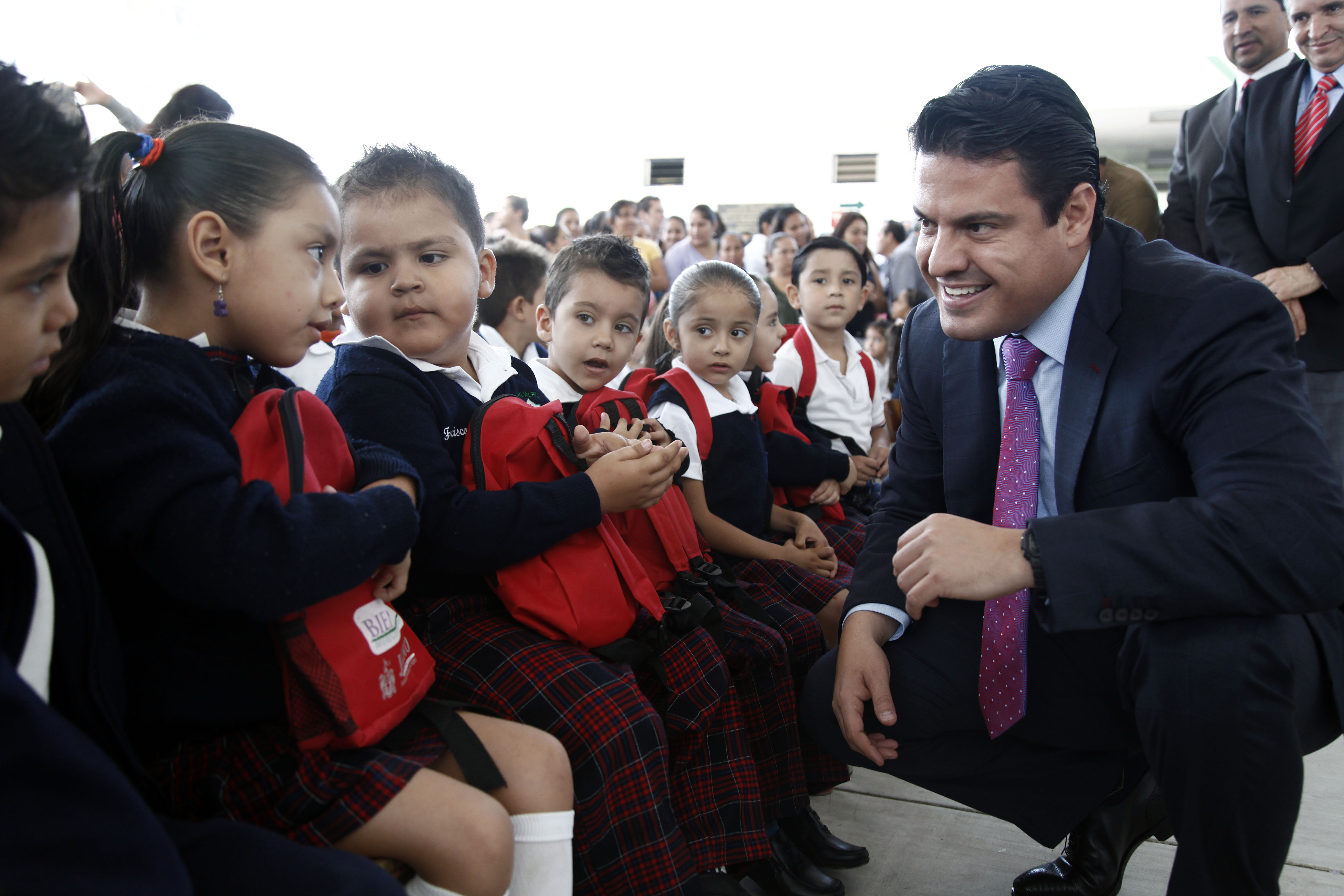 Entrega el Gobernador del Estado los útiles gratuitos en las escuelas de la ZMG