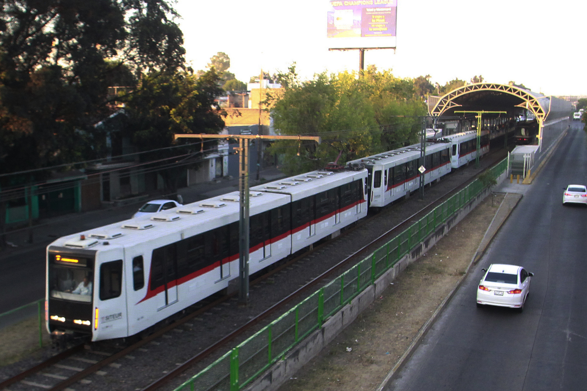 Opera Línea 1 del Tren Ligero con trenes triples Gobierno del Estado de Jalisco