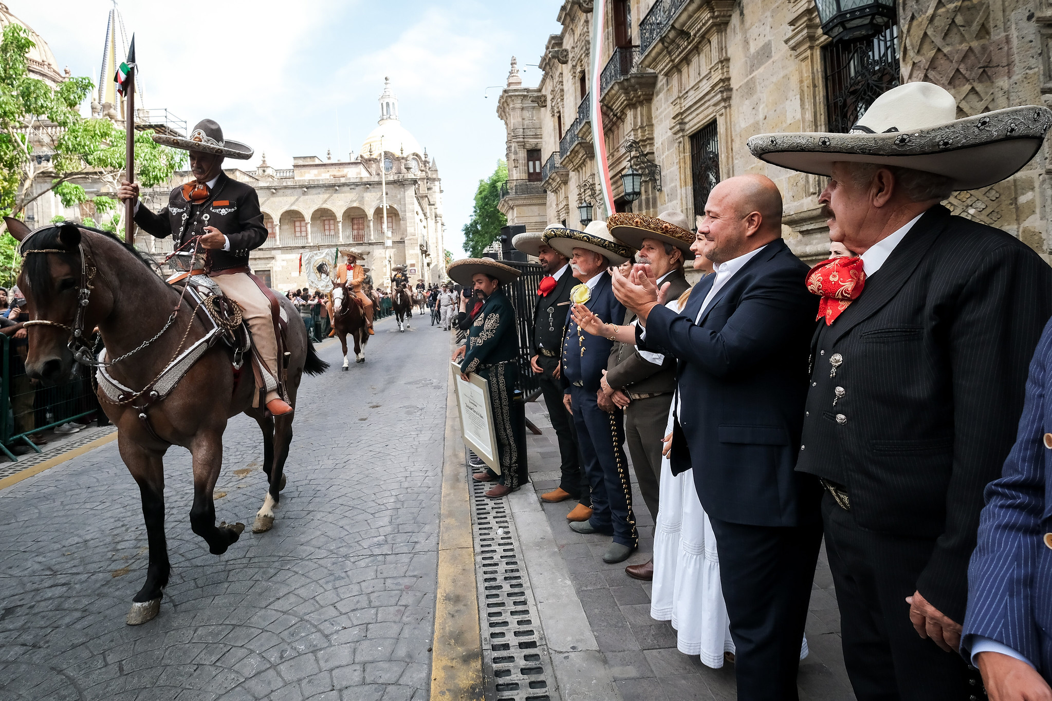 Presencia Enrique Alfaro tradicional desfile charro en Palacio de Gobierno