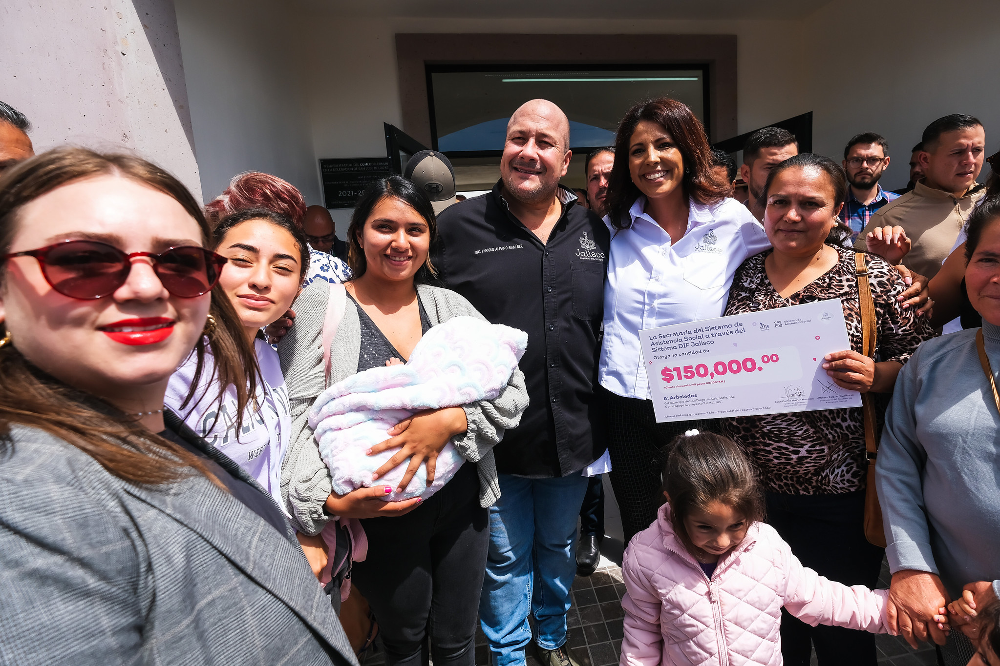 Enrique Alfaro supervisa obras, inaugura un centro de salud y entrega apoyos a mujeres, personas con discapacidad y a emprendedores en la Región Altos de Jalisco