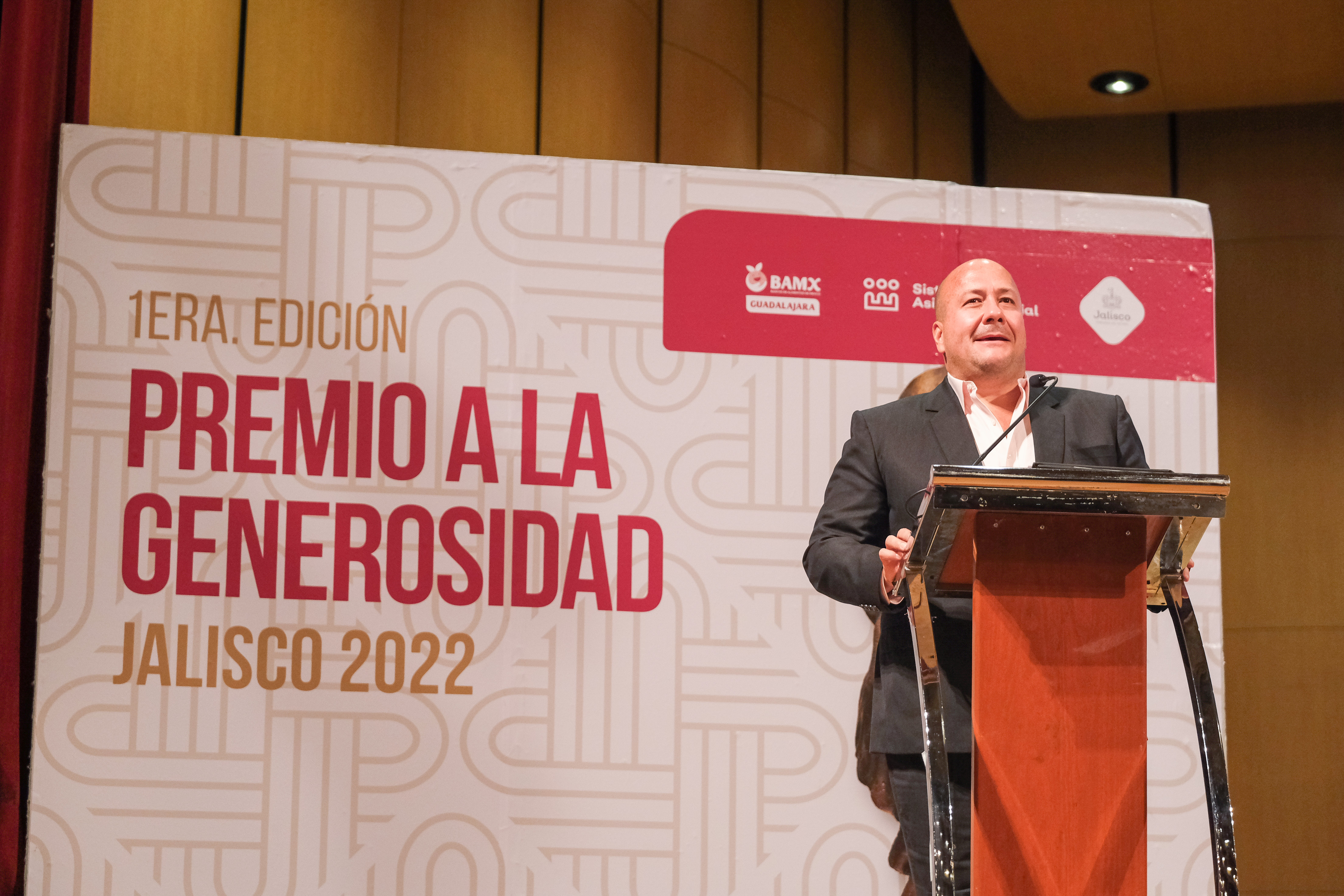 Entrega Enrique Alfaro el Premio a la Generosidad Jalisco 2022 a Bocas Felices, A. C., y Galilea 2000, asociaciones asistenciales del AMG y del interior del Estado