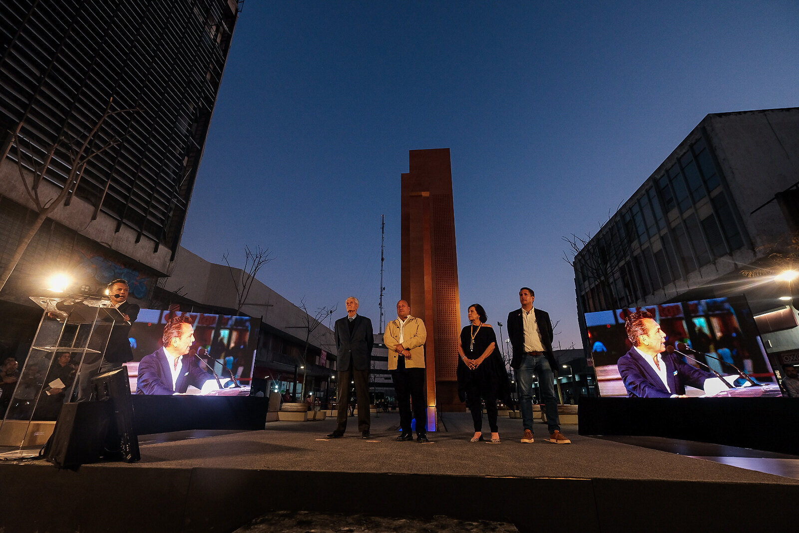 Inauguran Enrique Alfaro y Pablo Lemus la Plaza Luis Barragán, proyecto que enriquece el Paseo Alcalde