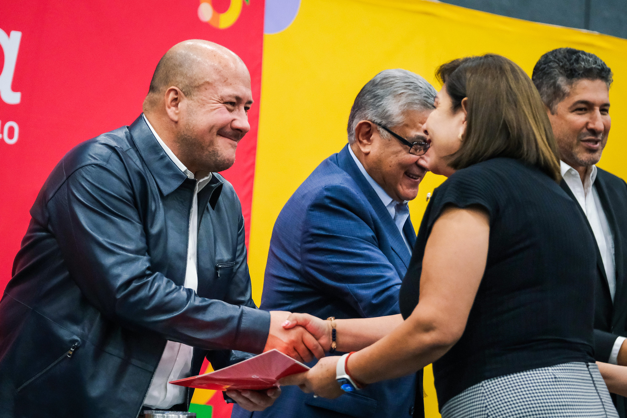 Cumple compromiso Enrique Alfaro con maestras y maestros de Jalisco, les entrega nombramientos definitivos