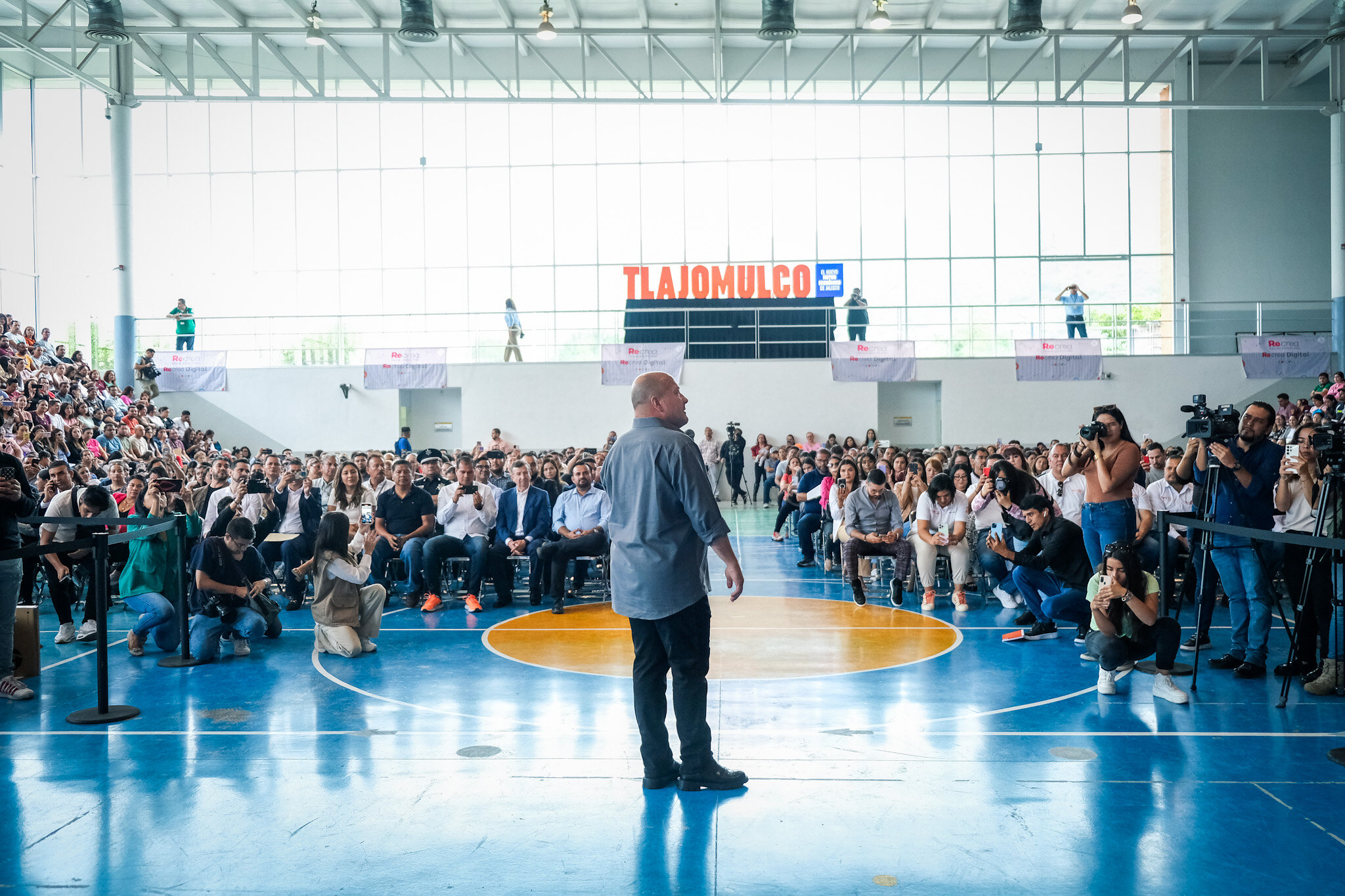 Continúa Enrique Alfaro entrega de computadoras a docentes de primaria en AMG; hoy tocó en Tlajomulco