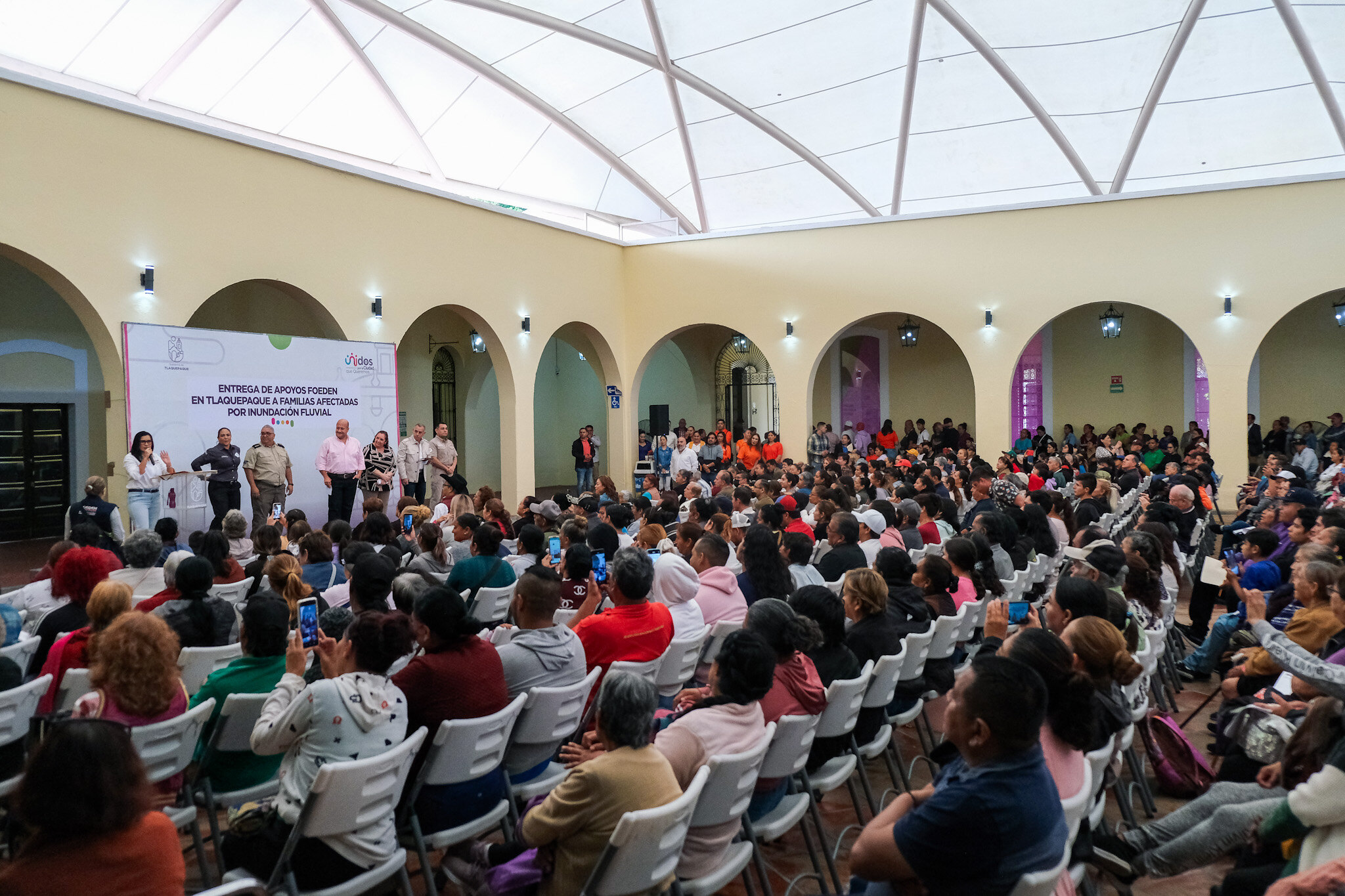 Entrega Gobernador apoyos a familias afectadas por lluvias en Tlaquepaque; reitera que a diferencia de la federación, el Estado seguirá atendiendo a damnificados por fenómenos naturales en Jalisco a través del FOEDEN