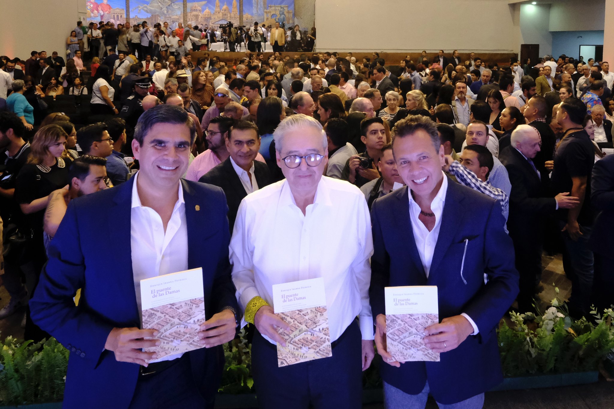 Enrique Ibarra Pedroza presenta la cuarta edición del libro "El Puente de las Damas"