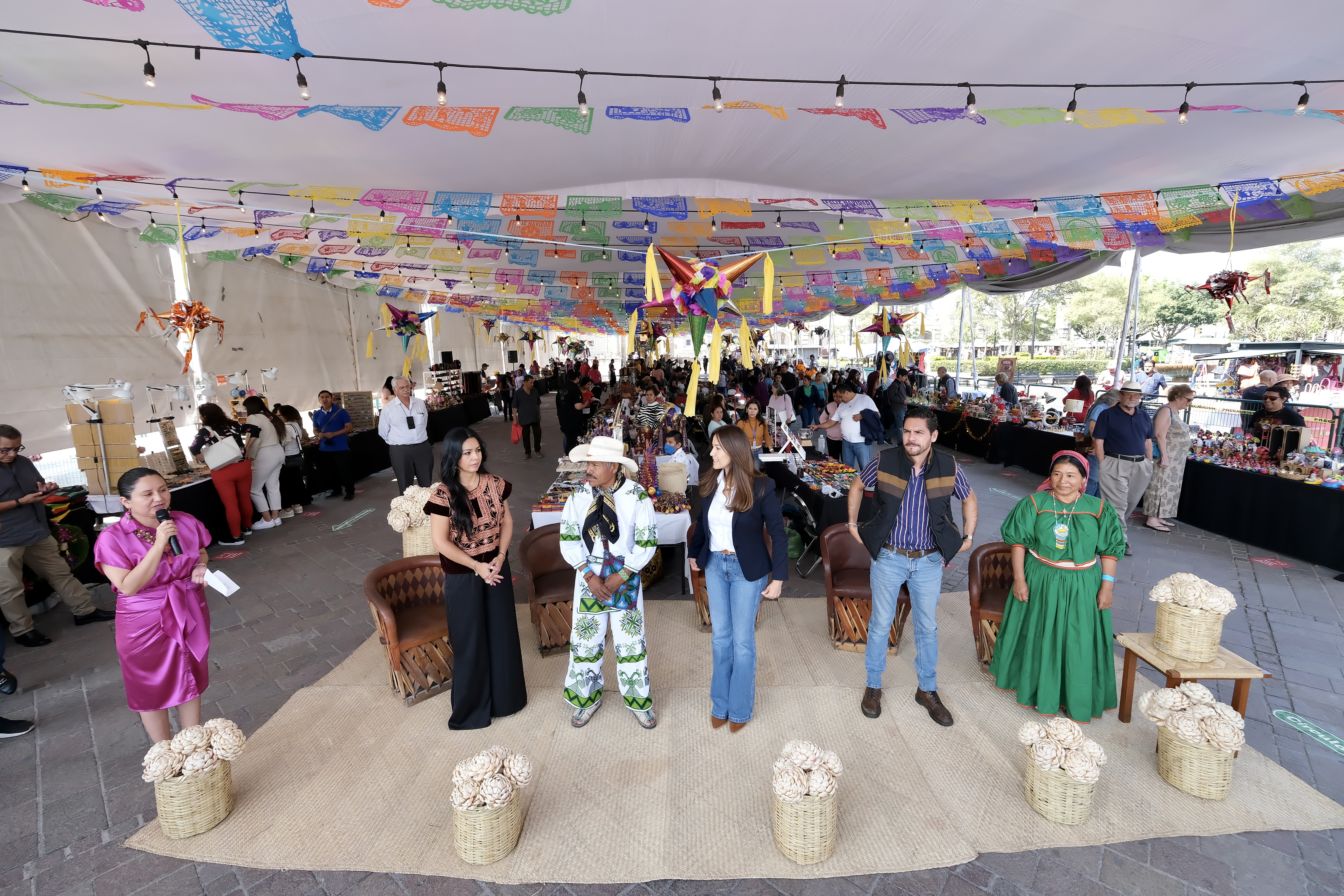 Inauguran cuarta edición de la Feria Navideña de las Artesanías, esperan ventas por 800 mil pesos 