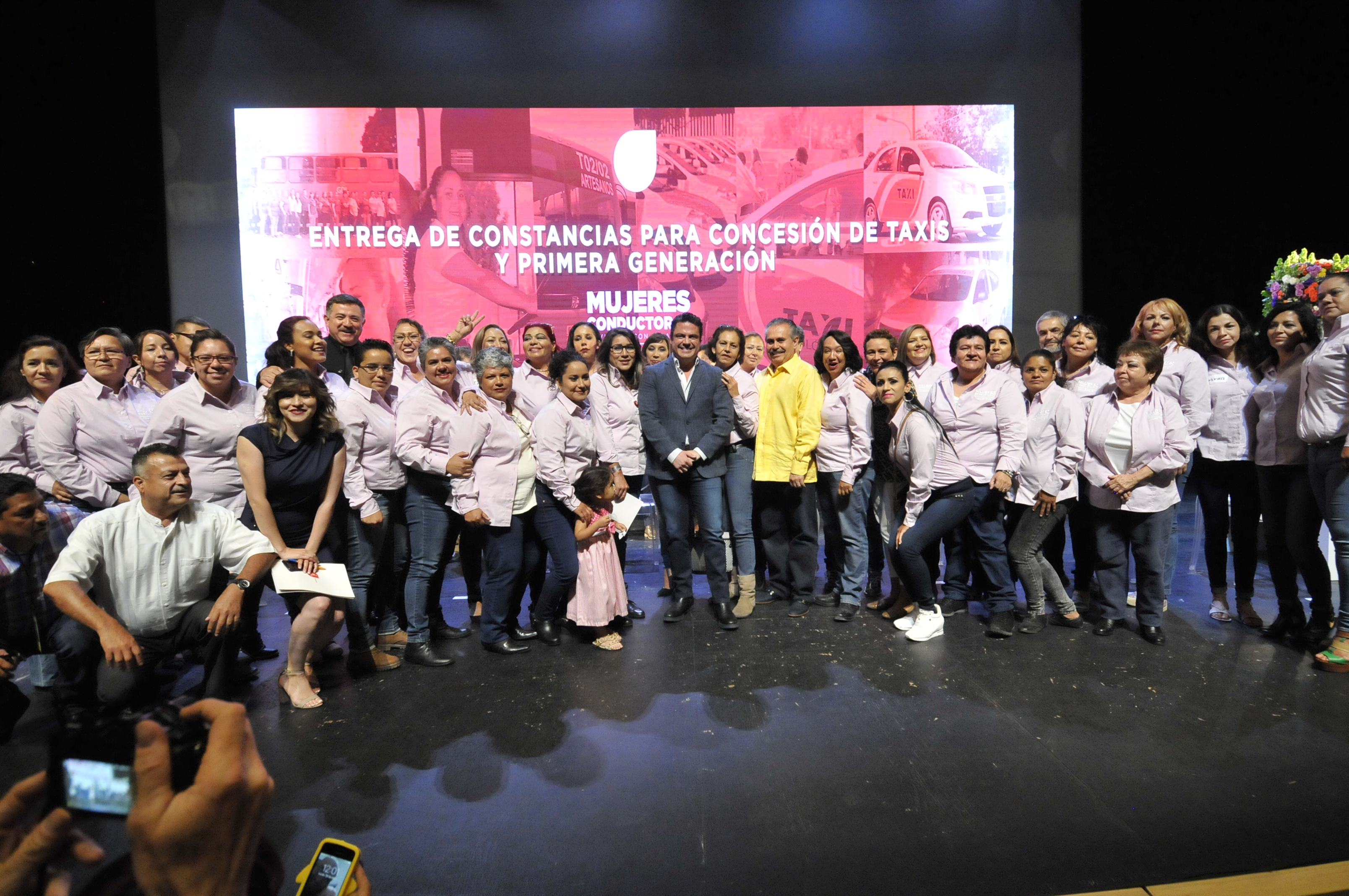 Image result for Entrega Gobernador constancias a taxistas y apadrina primera generación de mujeres conductoras