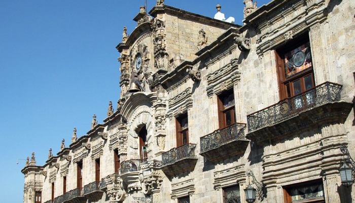 Foto alusiva a la sección Gobernadores de Jalisco. Muestra el frente del palacio de gobierno.