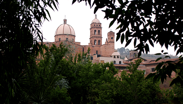 Foto alusiva a la sección Municipios. Muestra un paisaje del templo de Tapalpa.