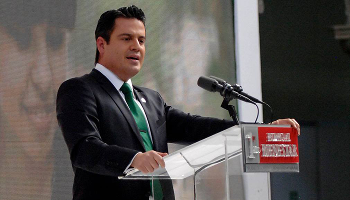 Foto del gobernador Aristóteles Sandoval frente a un podium en su primer informe de Gobierno.