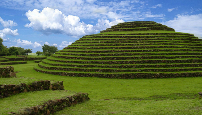 Foto de la pirámide central del sitio arqueológico Guachimontones.