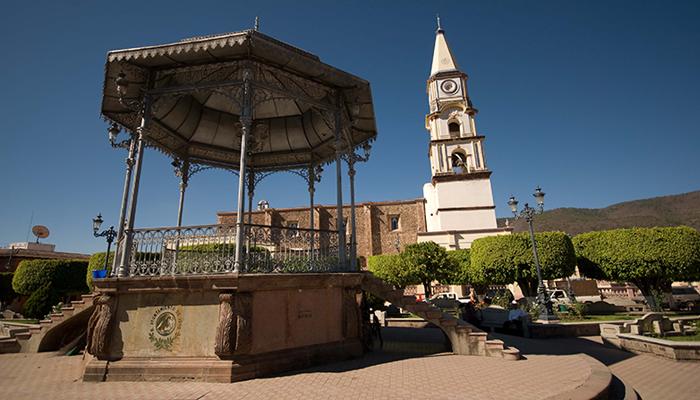 Foto de la plaza principal del municipio de Mascota.