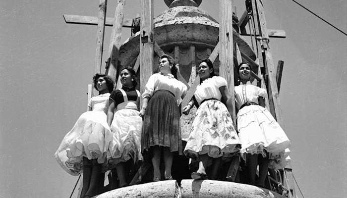 Fotografía de 5 mujeres en la punta de una cúpula del Instituto Cultural Cabañas