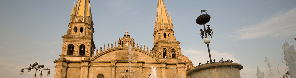 Imagen alusiva a la sección Área Metropolitana de Guadalajara, foto frontal de la Catedral de Guadalajara en el fondo,  iniciando con  la  Plaza Guadalajara en la que se muestra parte de la fuente