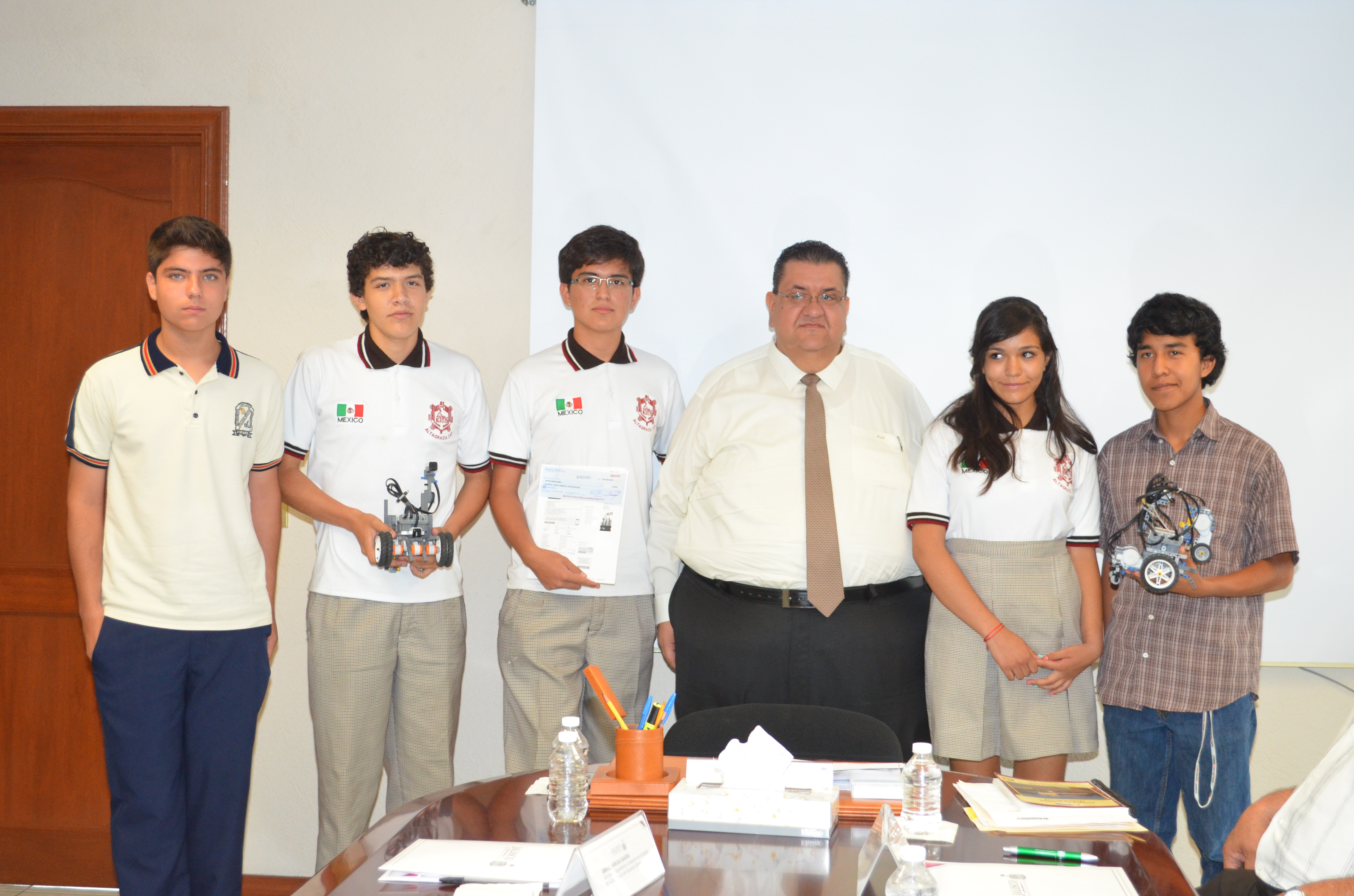 Entrega la SE recursos a alumnos que representarán a Jalisco en ROBOCUP 2013 
