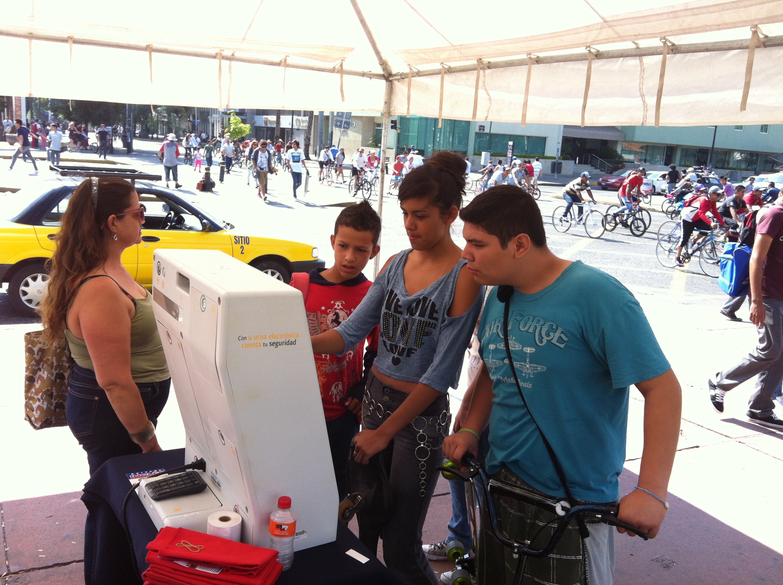 Participan paseantes de Vía Recreactiva en consulta del PED a través de una urna electrónica