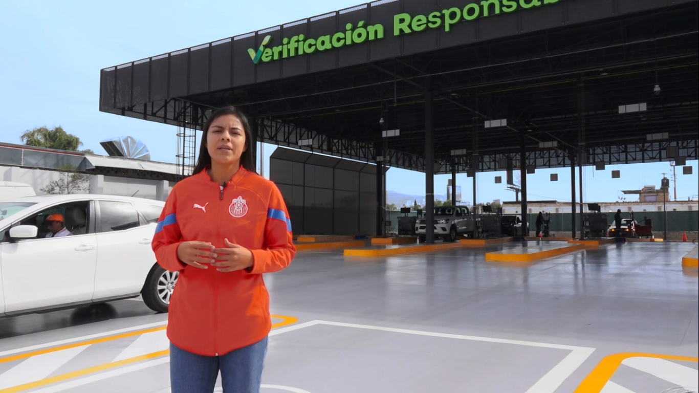 Jaqueline Rodríguez, defensa central del equipo femenil de Chivas invita a los automovilistas a verificar sus vehículos 