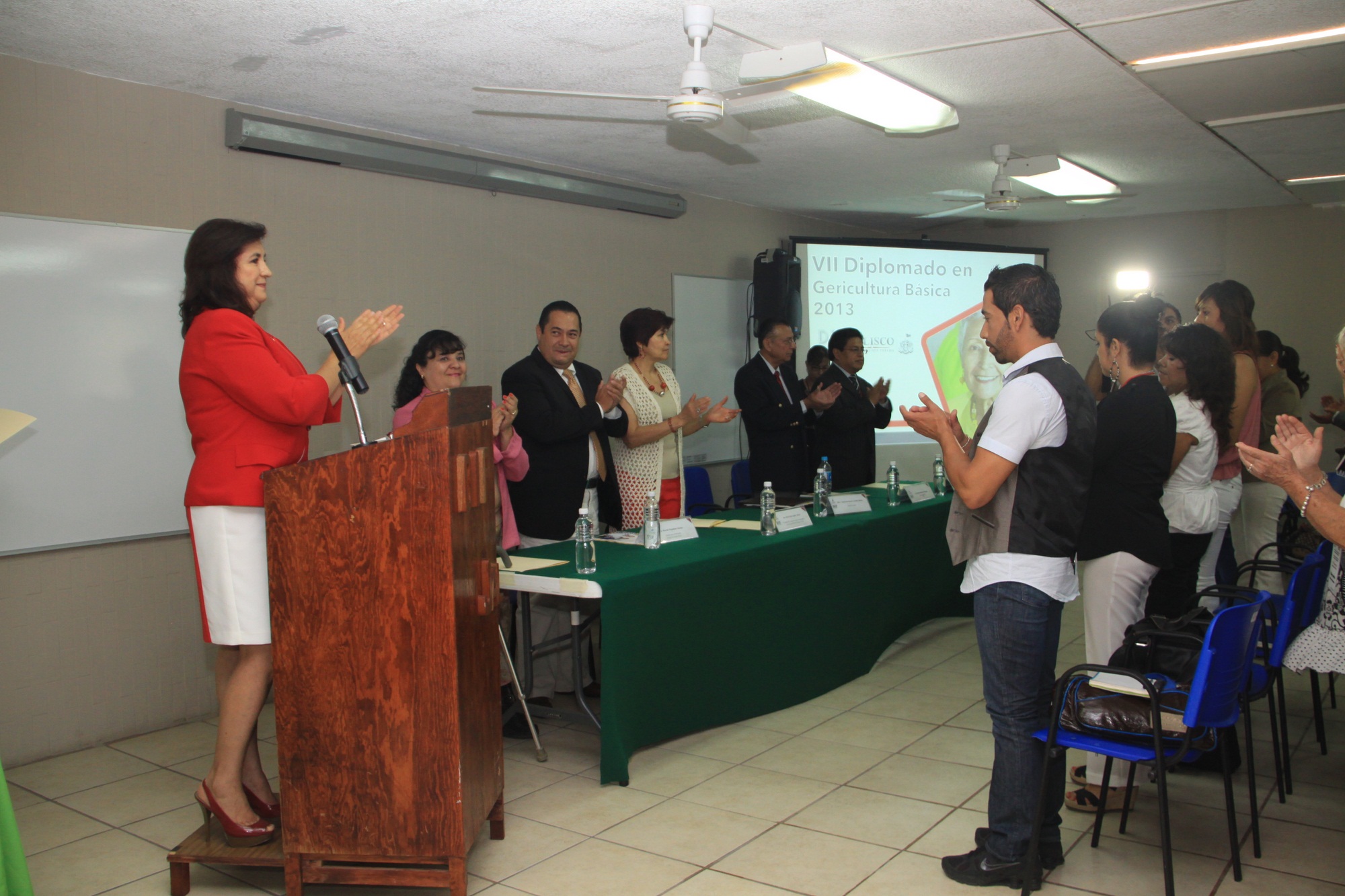 Se preparan para atender mejor al adulto mayor