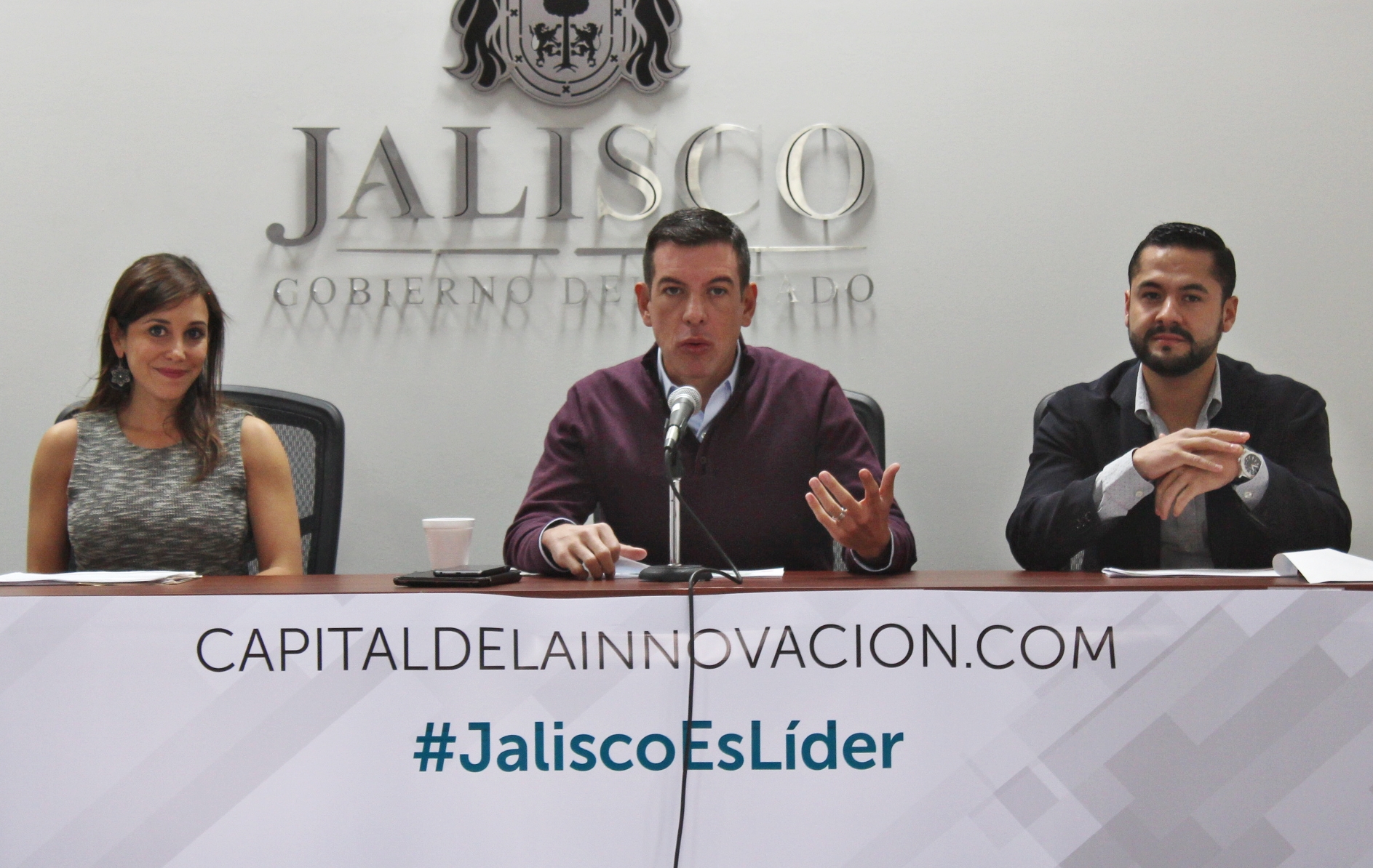 Tres personas en rueda de prensa