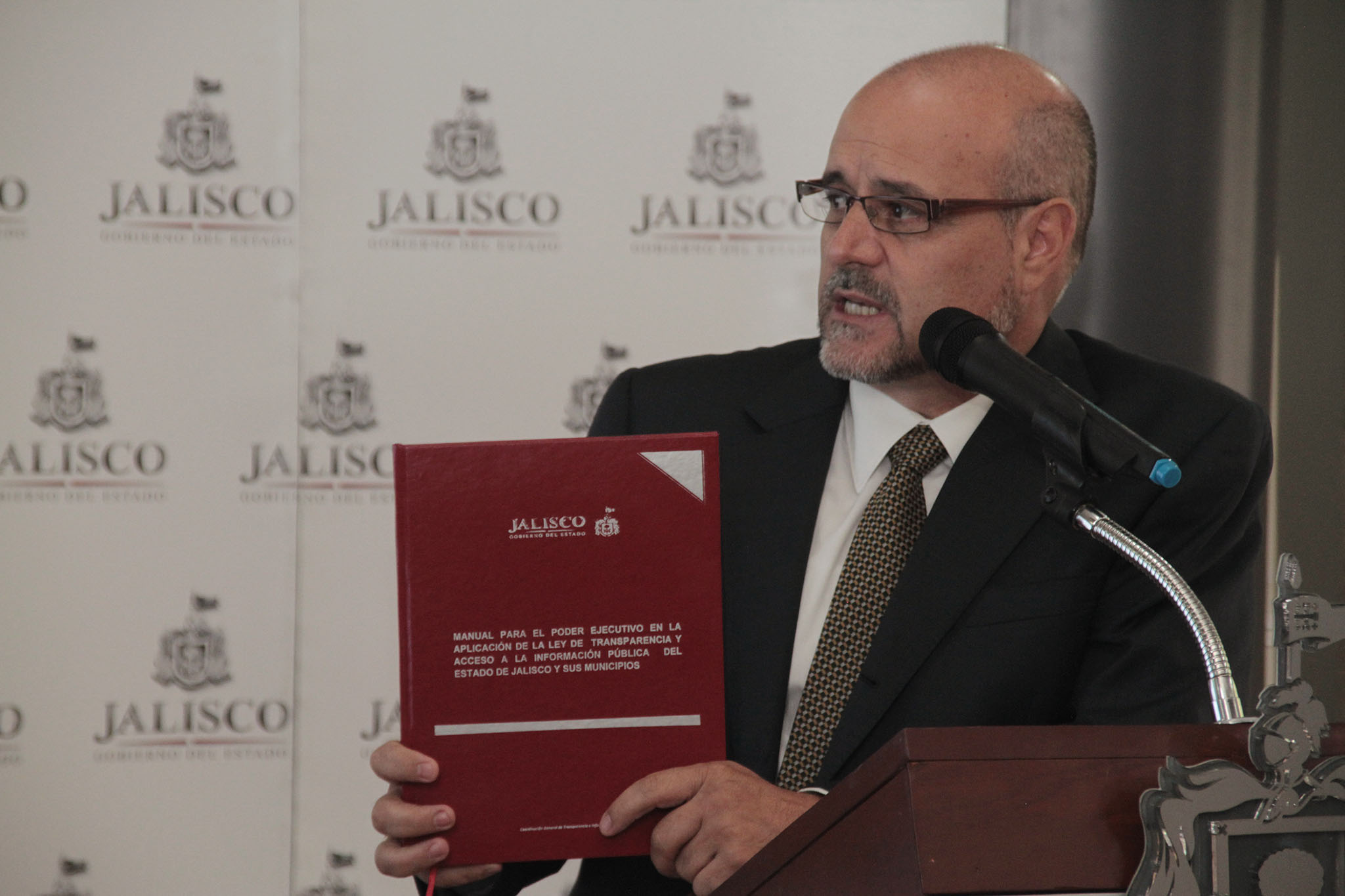 Presenta Ejecutivo Estatal manual para la aplicación de nueva Ley de Transparencia