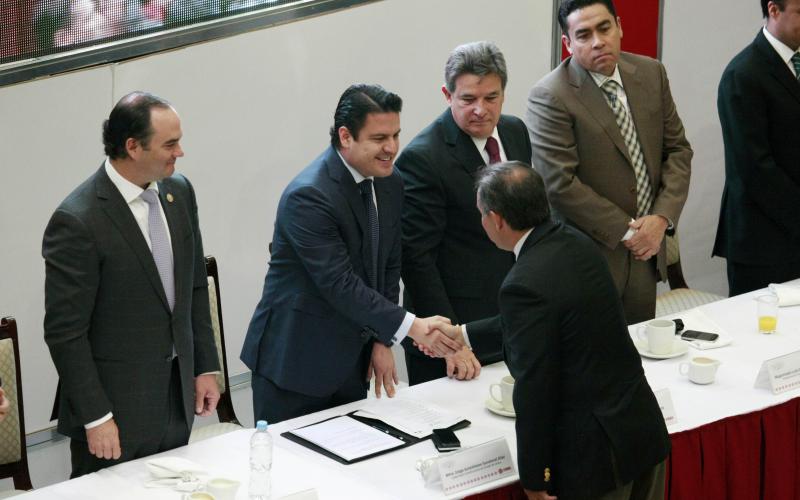  Eliminaremos regulaciones excesivas para incentivar mercado formal: Aristóteles Sandoval