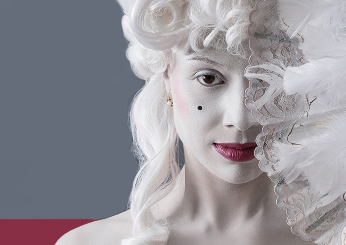 Imagen de actriz con maquillaje característico de la época del siglo 18 en la que surgió el compositor Amadeus Mozart.