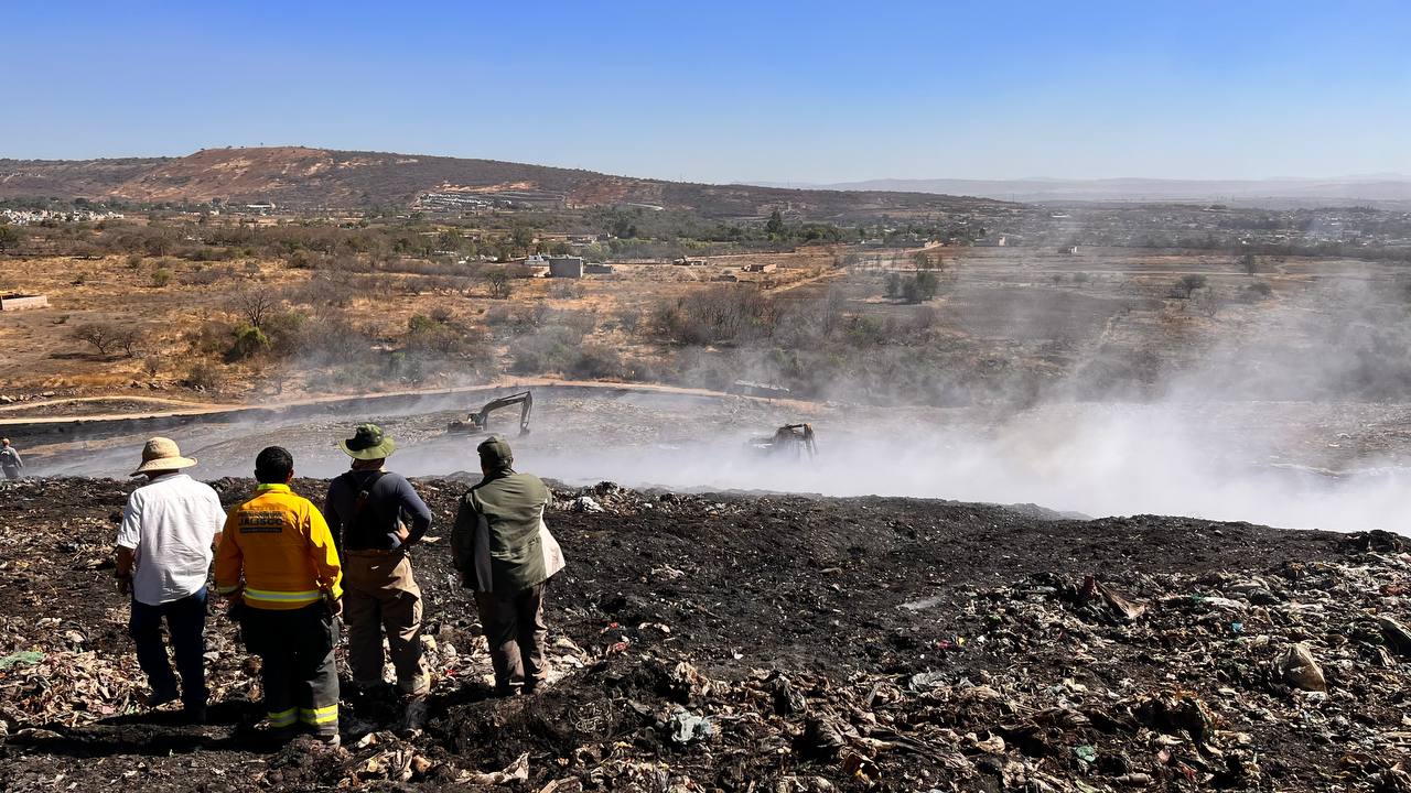 Continúa el combate del incendio en el antiguo Relleno de Laureles  
