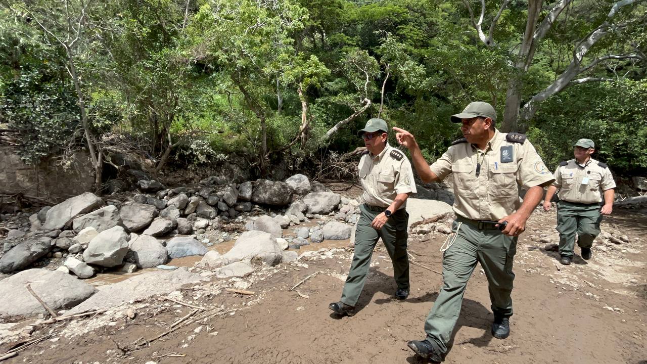 Autoridades de los tres niveles de gobierno y Protección Civil y Bomberos de Jalisco atienden daños por la creciente del arroyo El Jalocote en el municipio de Autlán de Navarro