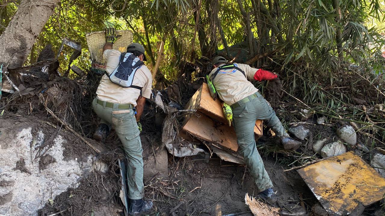 Suman ya más de 210 servidores públicos que trabajan en la atención a los habitantes afectados por la creciente del arroyo el Jalocote en el municipio de Autlán de Navarro