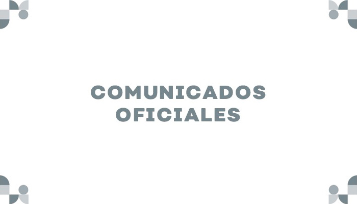 Foto de perfil del gobernador hablando en un podium con micrófono