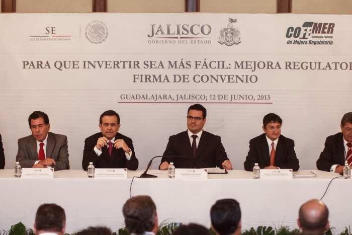 Firman convenio en materia de mejora regulatoria