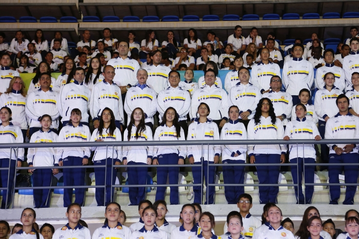 Abandera Aristóteles Sandoval a deportistas jaliscienses