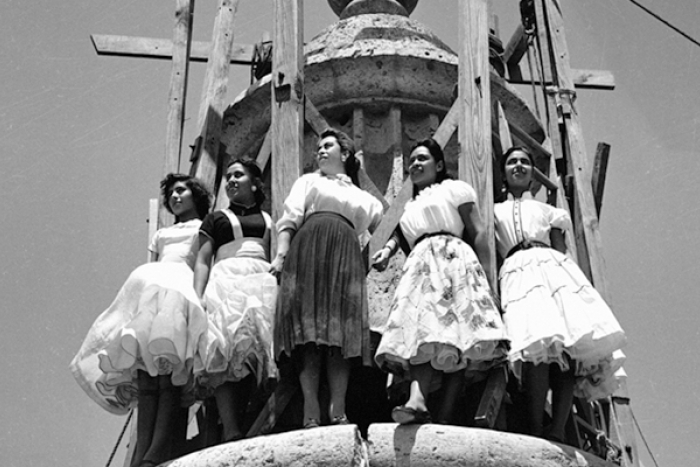 Fotografía de 5 mujeres en la punta de una cúpula del Instituto Cultural Cabañas