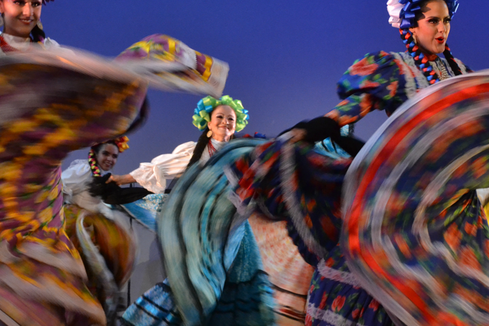 Foto de 3 bailarinas de baile regional ondeando sus vestidos.