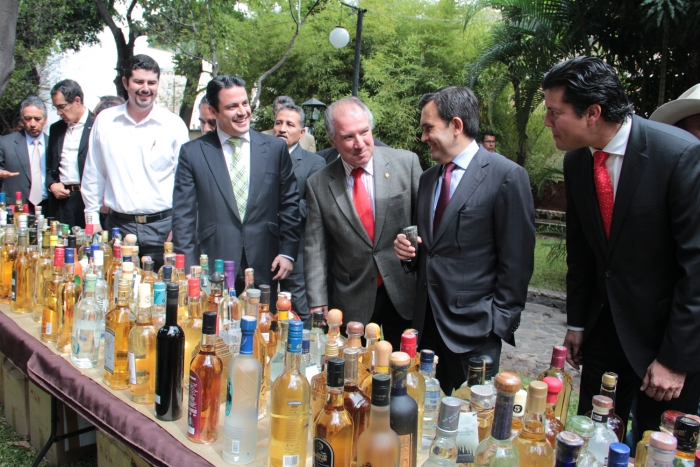 Firma de convenio entre Profeco, Cámara Nacional de la Industria Tequilera y el Consejo Regulador del Tequila