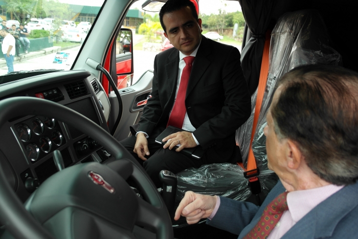 Imagen alusiva a la nota Donan Tracto Camión para estudiantes de la UTJ