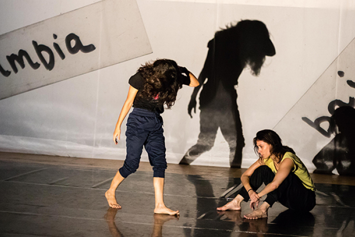 Foto de dos personas danzando en un escenario.
