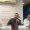 Tres hombres en rueda de prensa