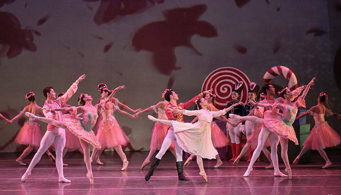 Foto de bailarines de ballet en la obra Cascanueces